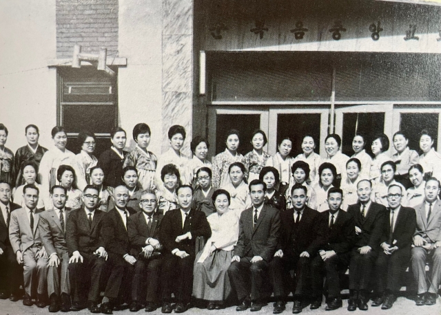조용기 목사(앞줄 가운데)가 1966년 목사 위임을 기념하며 장로, 전도사들과 기념사진을 촬영했다.