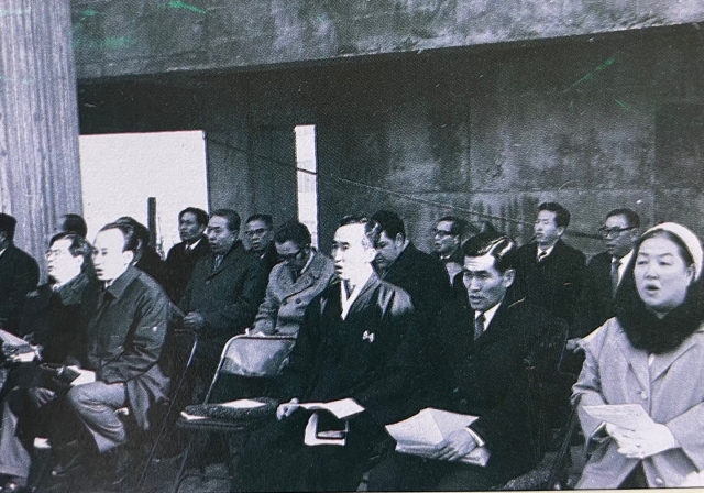 1971년 여의도순복음교회 예배당의 상량식에 조용기 목사(왼쪽 두번째)와 최자실 목사(오른쪽)가 참석했다.