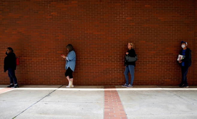 일자리를 잃은 사람들이 아칸소 인력센터에서 실업급여 신청을 위해 기다리고 있다. REUTERS/Nick Oxford/