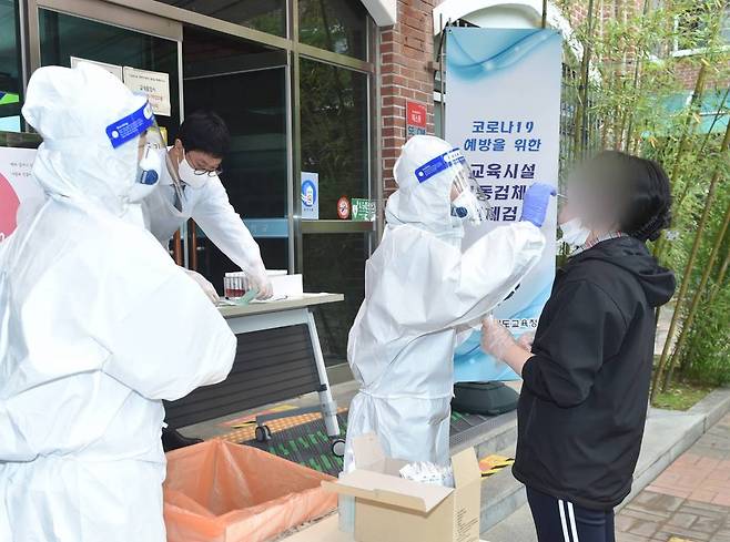 한 학교의 코로나19 이동식 PCR 검사소에서 학생들이 검사를 받고 있다./사진=뉴시스