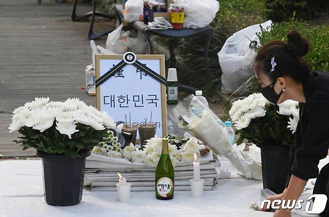 17일 오전 서울 여의도 국회 앞에 숨진 자영업자들을 위한 합동분향소가 마련돼 있다. /사진=뉴스1