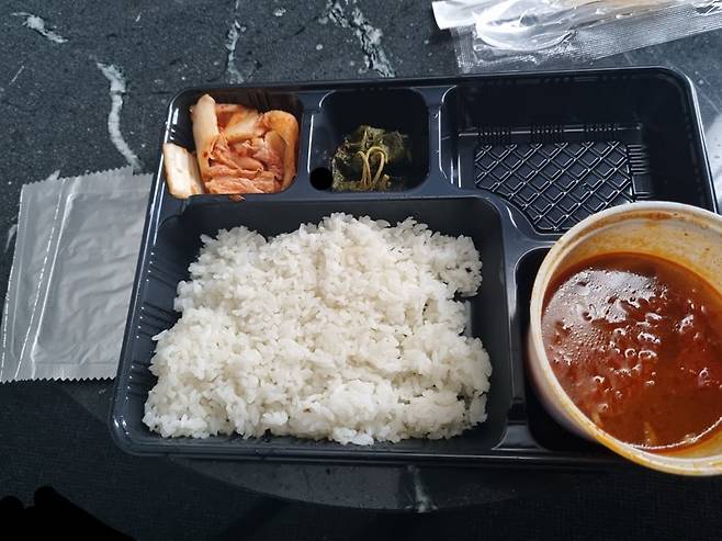 인천국제공항에서 검역 지원 임무를 수행하는 병사들에게 부실한 급식이 제공됐다는 글이 올라왔다. /사진=페이스북 캡처