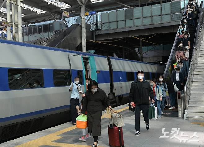 지난해 추석 서울 용산구 서울역에 시민들이 열차에 탑승하고 있다. 이한형 기자