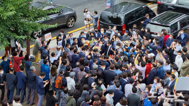 국민의힘 포항북당협을 찾은 윤석열 후보가 지지자들로부터 환영을 받고 있다. 김대기 기자