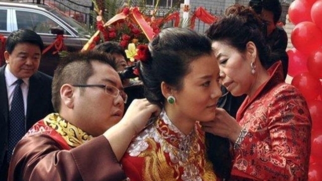 2010년 여배우 처샤오와 결혼식 당시 리자오후이. 관찰자망 캡처