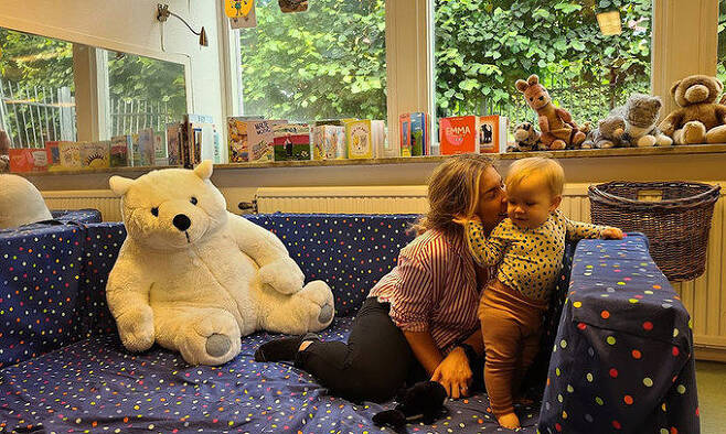 말뫼시의 한 공공유치원에 방문한 야샤 에릭손씨가 10개월 된 딸과 함께 즐거운 시간을 보내고 있다. 