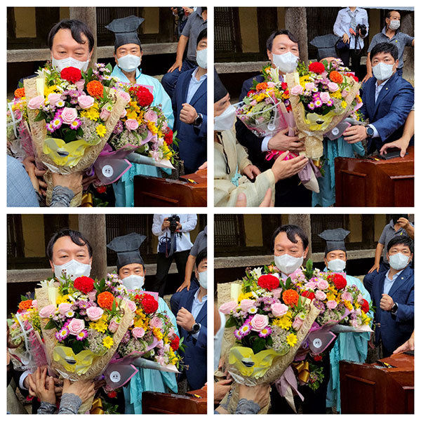 윤석열 전 총장이 17일 봉강제에서 종친들로 부터 화환을 받으며 감사의 인사를 건네고 있다.