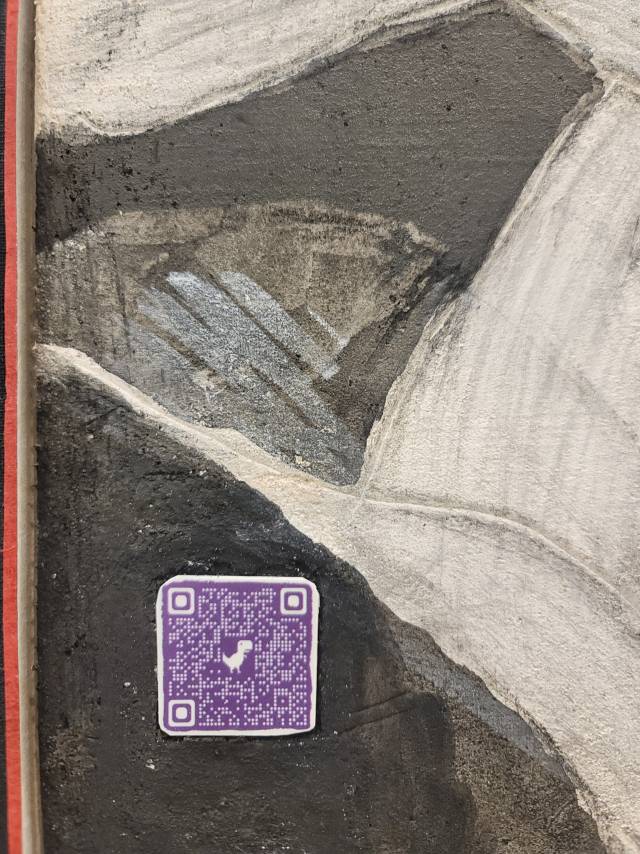 진영선 작가는 BTS 지민의 살풀이춤을 모티브로 한 자신의 신작 프레스코 회화에 QR코드를 삽입해 트위터로 연결되도록 함으로써 관객과의 소통을 시도했다.