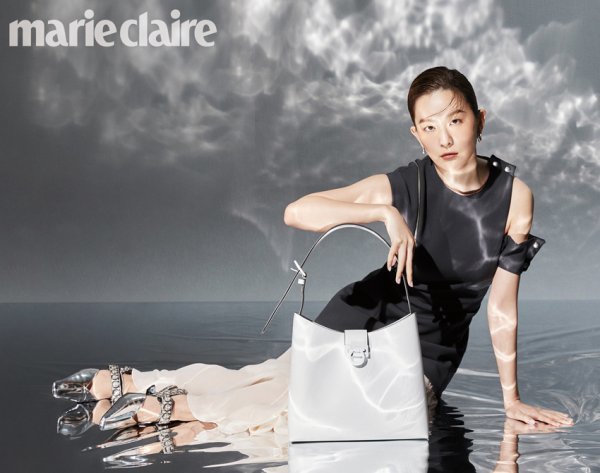 Seulgi, a group Red Velvet who has recently been loved by the sixth Mini album Queendom, released a 2021 F/W collection picture of a brand through the October issue of Marie Claire.Seulgi completed a picture of a dreamy yet sophisticated atmosphere.Future-oriented design, vivid color look and various design bags matched the styling naturally, and showed a face as a global ambassador.More pictures of Seulgi can be found in the October issue of Marie Claire and the Marie Claire website.