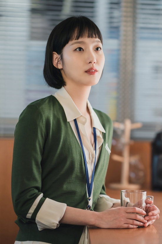 Tving OLizzynal Yumis Cells stimulates curiosity by capturing a secret triangular current that is sensitive to Korean noodles on the 17th, ahead of the first release.The unusual eyes of Yumi (Kim Go-eun) and Lee Yu-bi, who are among the most popular men in the company, Song Yuqi (Choi Min-ho), raise questions.The Yumi cells, which are produced as a season, is a cell-stimulated empathy romance that depicts the story of ordinary Yumi who eats, loves and grows with cells.It is a work that makes a different kind of fun by producing a format that combines the first live-action of domestic drama and 3D animation.Based on the original imagination of the personification of the cell, Yumis daily life and love story are pleasantly and lovingly solved.The moment of Greenlight, which makes Yumis heart react in the public photo, stimulates excitement: Yumi, who smiles faintly as if she has entered facial expression management as soon as she sees someone.At the end of his gaze is his company junior Song Yuqi; however, Rubys attitude towards Song Yuqi is also unusual.What will be the conversation between the three people, Yumi and Rubys subtle nervous warfare between Song Yuqi add to the curiosity.Another photo captured the simkung moments of Yumi and Song Yuqi, two people reaching at the same time to grab a falling coffee cup.The moment of facing each other as if it were electricity from the fingertips increases the heart rate.In the first episode of Yumis Cells, which will be released on the 17th, Yumis story of thinking about love will be drawn. The feeling of Thum that has been coming for a long time will make Yumi sleepless.Yumi, whose love cells are in a coma, is paying attention to whether she can start a new romance.Above all, expectations are focused on the story of all the cells that are all about Yumi and only hot for Yumi.Along with Yumis Thumb, there is a change in cell villages. Unexpected events in cells raise questions.The production team of Yumis Cells said, There is a lot of fun hidden in Yumis small day.It will be a drama that makes me look back on my ordinary today, he said. I would like to ask for your expectation and interest. The first episode of Yumis Cells will be released simultaneously at 10:50 pm on Tving and tvN on the 17th.Photo: Tving OLizzynal The Cells of Yumi