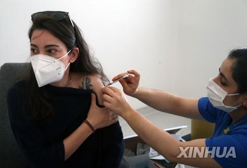코로나19 백신을 접종하는 앙카라 시민  [신화=연합뉴스 자료사진]