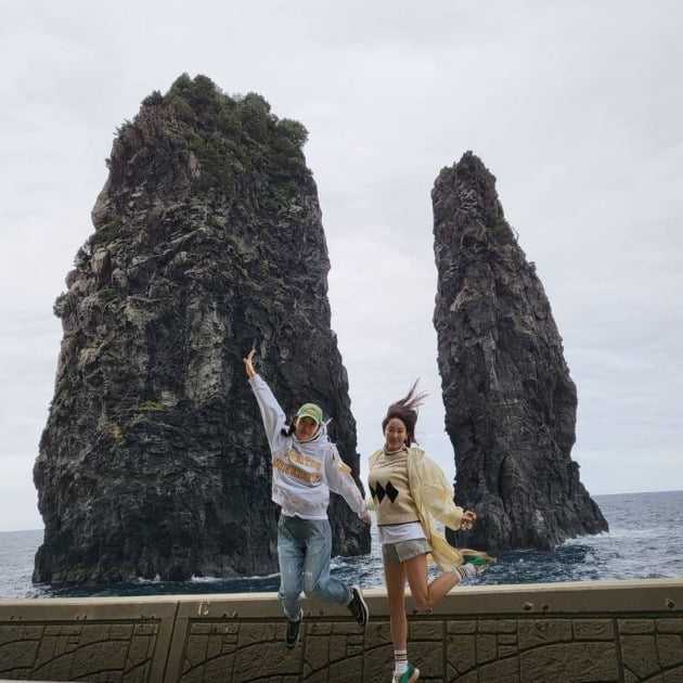 Actor Jeon Hye-bin enjoyed a trip to Jang Hee-jin and UlleungdoJeon Hye-bin posted on his Instagram account on Wednesday that Gazelles of Typhoon and Ulleungdo #Surprise Addiction #JangHee-jin Appearance #PillyTyphoon Appearing #Disappearing #Disappearing.In the photo posted together, Jeon Hye-bin is traveling to Ulleungdo; the two are taking a tour together to see if Jang Hee-jin has come to a surprise.The two people who are excited even on a bad day due to Typhoon are youthful and cute.Jeon Hye-bin is appearing on KBS2 weekend Drama OK Photon He married a two-year-old Dentist in 2019.