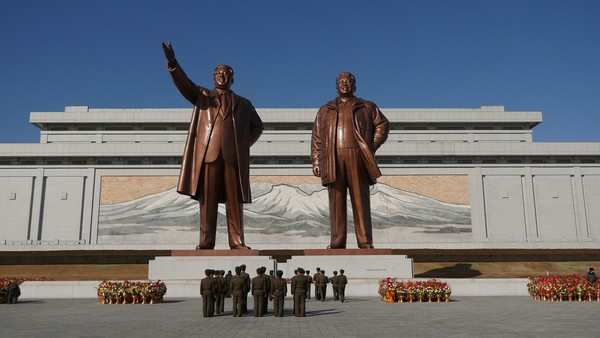 사진= 만수대 대기념비 앞에 놓인 김일성(좌), 김정일 동상, pixabay