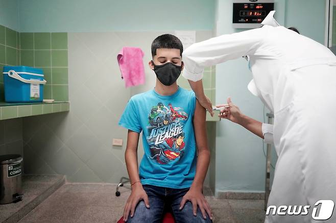 쿠바가 세계에서 최초로 2세에서 10세 사이 어린이들을 대상으로 신종 코로나바이러스 감염증(코로나19) 접종을 시작했다. © 로이터=뉴스1 © News1 정윤영 기자