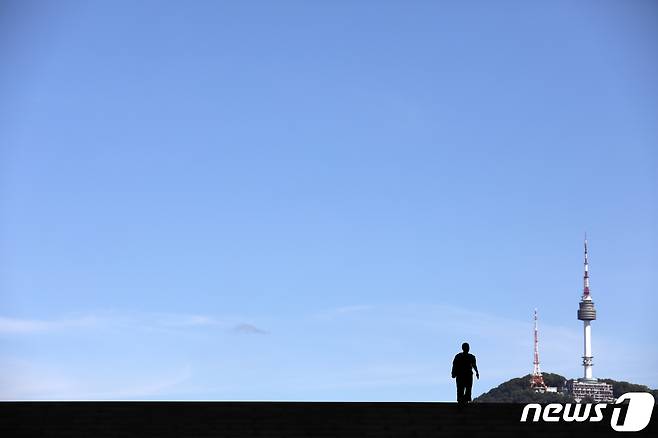 수도권이 맑은 날씨를 보이고 있는 16일 오전 서울 용산구 국립중앙박물관에서 바라본 하늘이 파랗다. 2021.9.16/뉴스1 © News1 이승배 기자