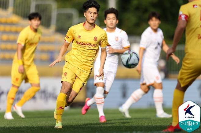 광주FC 이순민이 공을 쫓고 있다. (한국프로축구연맹 제공)