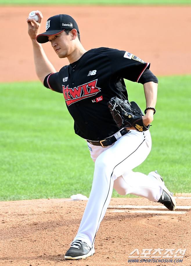 2021 KBO리그 KT 위즈와 LG 트윈스의 경기가 4일 잠실야구장에서 열렸다. KT 선발투수 고영표가 힘차게 공을 던지고 있다. 잠실=허상욱 기자 wook@sportschosun.com/2021.09.04/