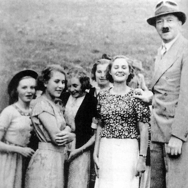 1935년 영국인 의사 매슈스 가족이 휴가 중 히틀러 별장이 있던 베르히스가덴을 방문한 모습. 이들은 우연히 히틀러(맨 오른쪽)와 마주쳐 기념사진을 찍었다. /페이퍼로드