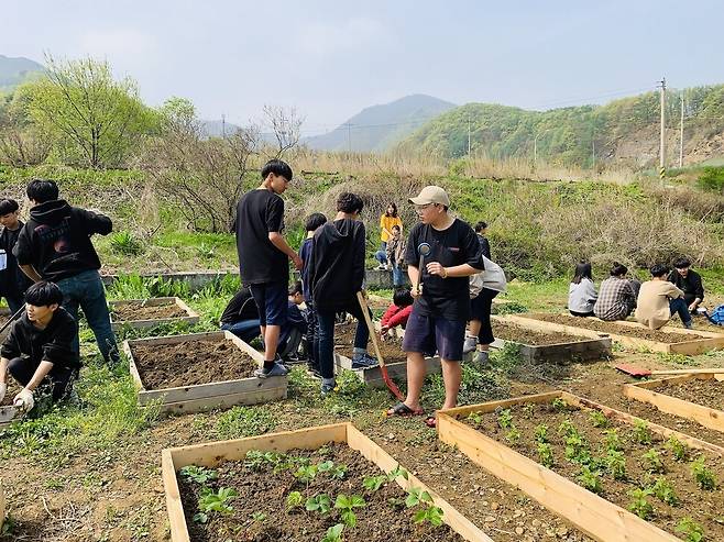 농사작업장에서 농사일을 하고 있는 학생들. 제천간디학교 누리집
