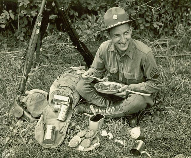 한 미군이 1941년 루이지애나 기동훈련 당시 통조림 등으로 구성된 전투 식량을 먹고 있다. 미국 국방부 홈페이지 캡처