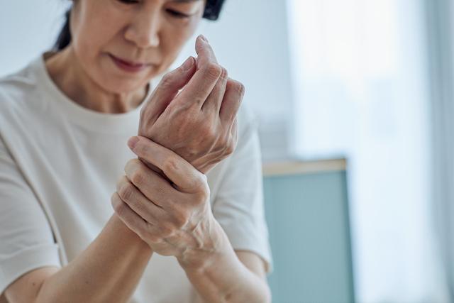 추석 연휴가 지나면 명절 음식을 장만하느라 손목 통증을 호소하는 중년 여성이 크게 늘어난다. 게티이미지뱅크