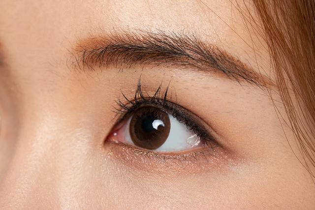 눈 떨림 증상은 대두분 수면 부족, 피로 누적, 마그네슘 등 전해질 불균형으로 생기지만 삼차신경통 때문에도 발생한다. 게티이미지뱅크