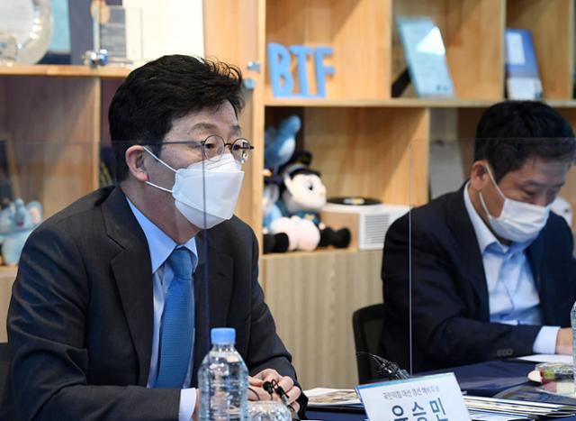 유승민 전 국민의힘 의원이 지난 14일 서울 서초구 푸른나무재단을 방문해 간담회를 하고 있다. 뉴시스