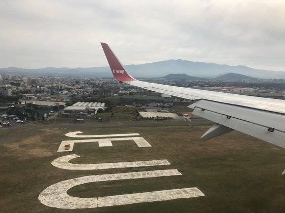 제주국제공항에 착륙즁인 항공기. 최충일 기자
