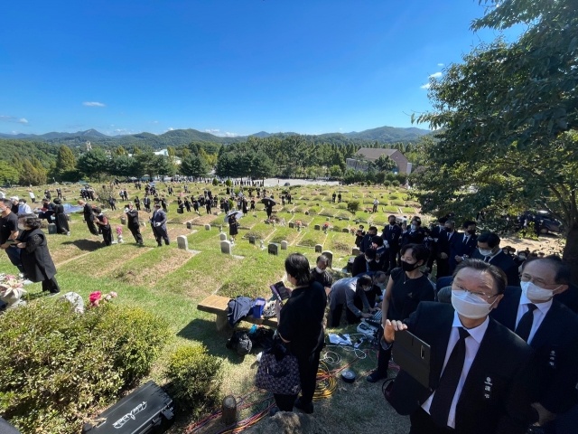 18일 하관예배가 열린 최자실기념금식기도원 공원묘지에서 성도들이 찬송을 하고 있다.