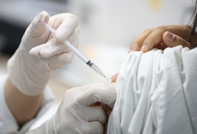 7일 오후 서울 마포구민체육센터에 마련된 코로나19 예방접종센터에서 의료진이 화이자 백신을 접종하고 있다. 연합