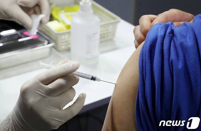 (서울=뉴스1) 김명섭 기자 = 시민이 26일 서울 관악구 사당동 사당종합체육관 신종 코로나바이러스 감염증(코로나19) 접종실에 놓여져 있다. 질병관리청 중앙방역대책본부에 따르면 이날부터 약 1777만명에 달하는 만 18~49세 인구가 전국 위탁의료기관에서 코로나19 백신 접종을 받는다. 18~49세 백신 첫 번째 주인 8월 26일부터 29일까지는 지역과 관계없이 화이자 백신을 맞는다. 그다음 주부터는 모더나 백신도 함께 투약할 예정이다. 화이자와 모더나는 메신저 리보핵산(mRNA) 플랫폼으로 만들었다. 2021.8.26/뉴스1