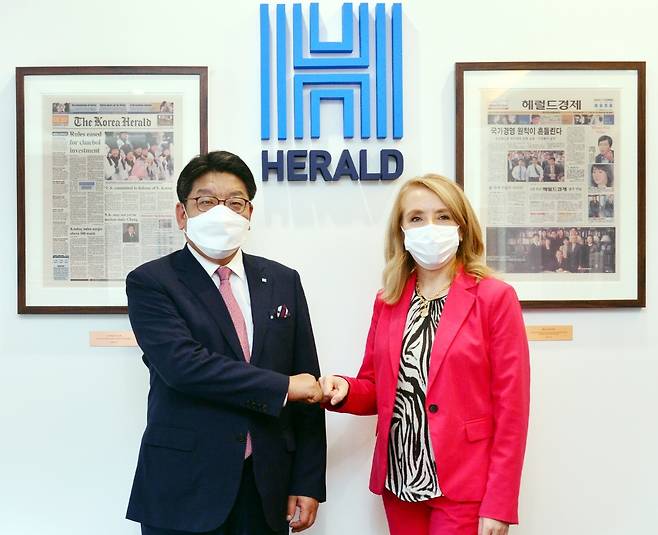 사진 설명 : 16일 글로리아 시드 대사 (사진 오른쪽)은 서울 용산구 코리아 헤럴드 사옥을 방문, 최진영 코리아헤럴드 대표와 양국 간 새로운 분야 협력 확대 방안 및 역할에 대해 폭넓은 의견을 나누었다.