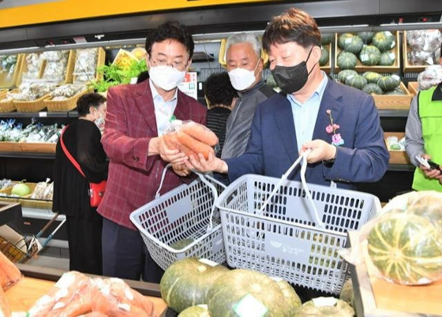 권영진 대구시장(오른쪽)과 이철우 경북지사가 농산물을 구매하고 있다. 대구시 제공