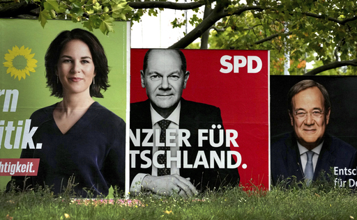 16일(현지시간) 독일 베를린에 주요 3당 총리 후보자의 얼굴이 들어간 선거 홍보물이 놓여 있다. 왼쪽부터 녹색당 안날레나 베어보크, 사회민주당 올라프 숄츠, 기민·기사연합 아르민 라셰트 후보의 포스터. 베를린=AP연합뉴스