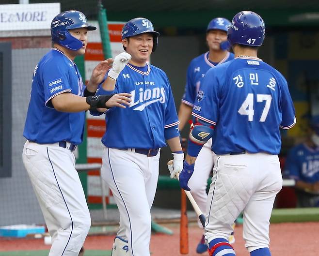 ▲ 삼성 타자들이 강민호 홈런에 기뻐하고 있다. ⓒ 삼성 라이온즈