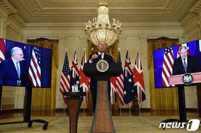 조 바이든 미국 대통령이 15일 워싱턴 백악관에서 보리스 존슨 영국 총리, 스콧 모리슨 호주 총리와 화상 공동 기자회견을 통해 3국 안보 파트너십인 '오커스' 발족을 발표하고 있다. © AFP=뉴스1 © News1 우동명 기자
