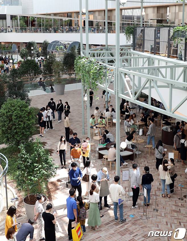 서울 여의도 더현대서울에서 시민들이 쇼핑을 즐기고 있다. 2021.5.30/뉴스1 © News1 김명섭 기자