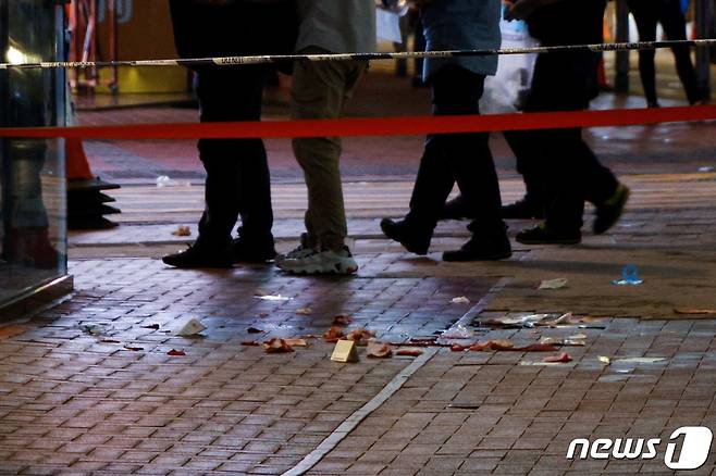 2021년 7월 1일 홍콩에서 경찰이 한 명이 피습 당해 중태에 빠지는 사건이 발생했다. © 로이터=뉴스1 © News1 정윤영 기자