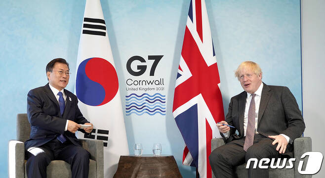 G7 정상회의 참석차 영국을 방문 중인 문재인 대통령이 13일(현지시간) 영국 콘월 카비스베이에서 보리스 존슨 영국 총리와의 양자회담을 갖고 있다. (청와대) 2021.6.14/뉴스1