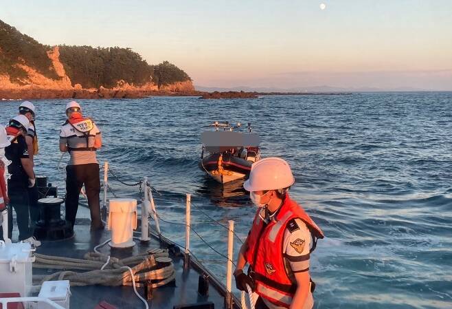 보령해경이 엔진 고장으로 바다에 표류된 레저보트와 승선원들을 구조하고 있다.(보령해경 제공)© 뉴스1