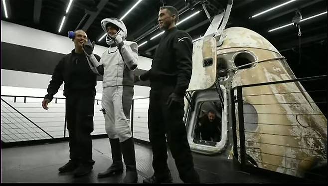 스페이스X 의 우주관광 프로젝트인 인스퍼레이션4에 참가한 민간 우주인들이 19일 오전 8시6분 플로리다 앞바다로 귀환했다. 사진은 인스퍼레이션4를 지휘한 재러드 아이잭먼이 마지막으로 나오는 모습./스페이스X 방송 캡처