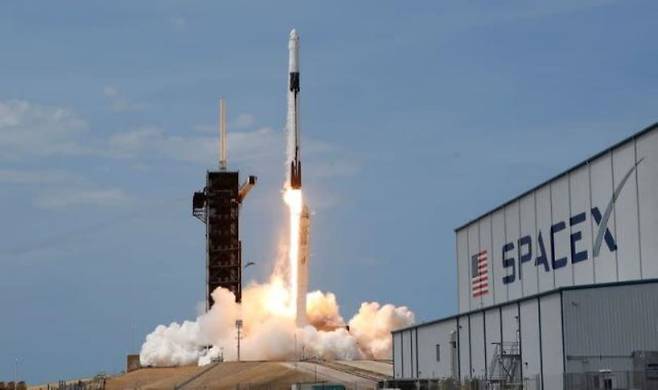일론 머스크가 세운 우주사업체 스페이스X가 로켓을 발사하고 있다./블룸버그
