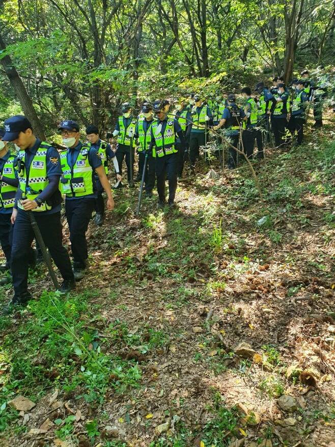 19일 실종 3개월여 만에 숨진 채 발견된 40대 김모씨가 발견된 전남 순천시 해룡면 야산에서 수색 활동을 하는 경찰./전남경찰청