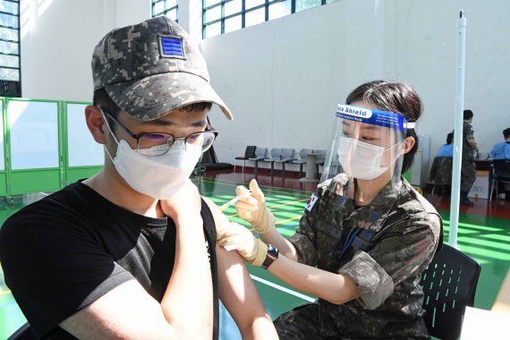 공군 제18전투비행단 30세 미만 장병들이 지난 6월7일 기지 내 체육관에 마련된 예방접종센터에서 코로나19 화이자 백신을 맞고 있다. (공군 제공) 사진=뉴스1