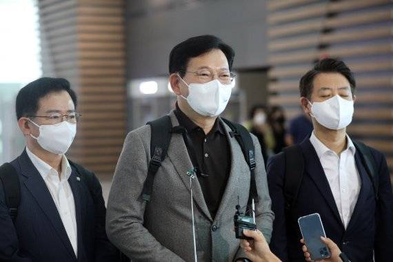 (인천공항=뉴스1) 황기선 기자 = 송영길 더불어민주당 대표가 19일 오전 인천국제공항을 통해 미국으로 출국 전 취재진 질문에 답하고 있다. 4박6일간의 일정으로 미국을 방문하는 송 대표는 개성공단 재가동 등 남북관계의 긴장 완화 방안과 북미관계 개선, 미국·일본과 북한 간 정식 수교 등에 대한 의견을 개진할 예정이다. 2021.9.19/뉴스1 /사진=뉴스1화상