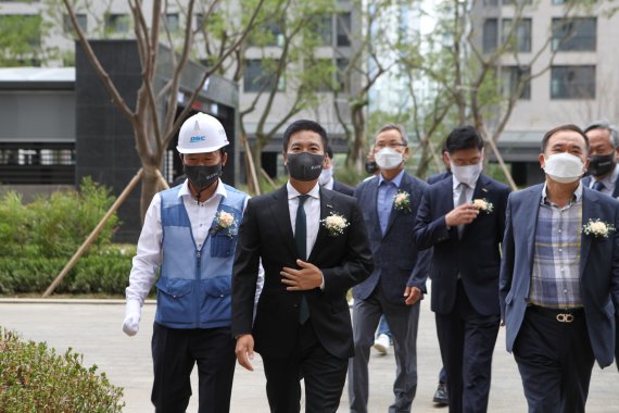 김용빈 대우조선해양건설 회장(왼쪽에서 두 번째)과 임직원들이 현장 시찰을 하고 있다. 사진=한국테크놀로지