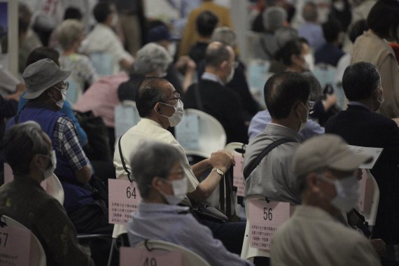 지난 6월 일본 요코하마에 설치된 코로나19 백신 접종장에서 고령자들이 백신 접종 순서를 기다리는 모습. AP뉴시스