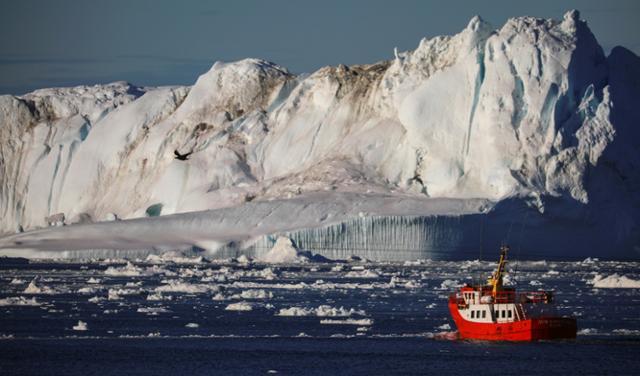 16일 그린란드 디스코만에서 한 척의 보트가 빙산을 지나가고 있다. 그린란드=로이터 연합뉴스