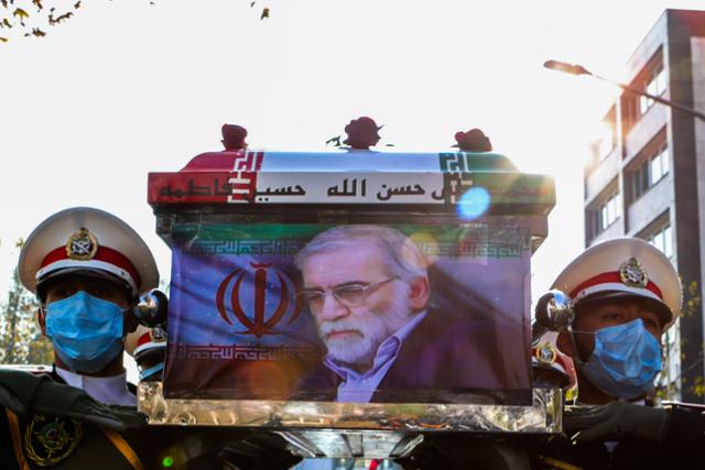 이란의 수도 테헤란에서 지난해 11월 30일 이란 최고 핵과학자인 모센 파크리자데의 장례 행사가 거행되고 있다. UPI 연합뉴스