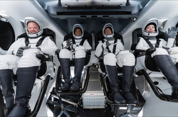 스페이스X가 9월 15일 4명의 민간인을 탑승한 유인우주선 '인스피레이션4'를 고도 575km 지점에 쏟아올려 3일간 우주여행을 즐길 수 있도록 했다   [사진=스페이스X]